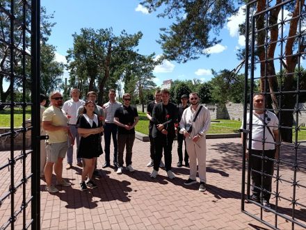 24.06.2026 в рамках Республиканской акции "Здесь должен побывать каждый" приуроченной к 85-й годовщине героической обороны г. Могилёва молодёжь и профсоюзный актив ОАО "Зенит" посетили и возложили цветы: