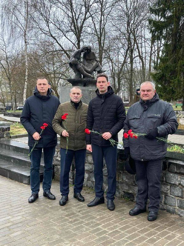 Мы помним: сотрудники ОАО «Зенит» на митинге-реквиеме у мемориала «Детям войны»