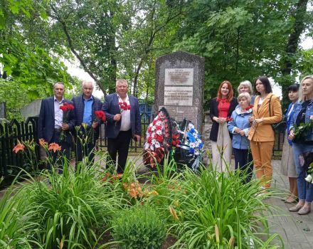 Возложении цветов к Мемориалу памяти павшим в Великой Отечественной войне на Грузовском кладбище