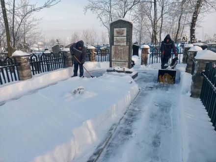 19.01.2026 работники ОАО"Зенит" расчистили снег у Мемориала памяти павшим в Великой Отечественной войне на Грузовском кладбище