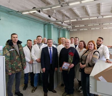 Сегодня мы провожаем на заслуженный многими годами труда отдых еще одного замечательного человека - Бурсова Сергея Леонидовича, регулировщика радиоэлектронной аппаратуры и приборов 6 разряда СМЦ ОАО "Зенит"