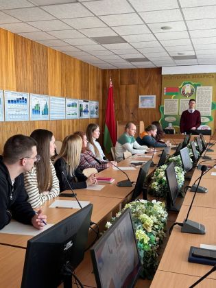 В преддверии Дня Конституции в ОАО "Зенит" прошел "Информационный час", организованный Ровским Сергеем Михайловичем, ведущим специалистом по идеологии и работе с молодежью