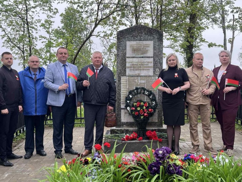 08.05.2026 работники ОАО «Зенит» приняли участие в праздничном возложении цветов на Грузовском кладбище.
