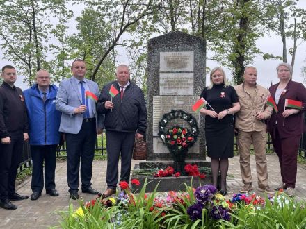 08.05.2026 работники ОАО «Зенит» приняли участие в праздничном возложении цветов на Грузовском кладбище.