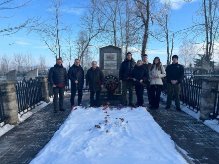 23 февраля 2026 представители трудового коллектива ОАО "Зенит" возложили цветы и почтили память павших воинов на Грузовском кладбище