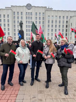 ОАО «Зенит» принял участие в традиционной церемонии — торжественный митинг и возложение цветов к памятнику Ленина