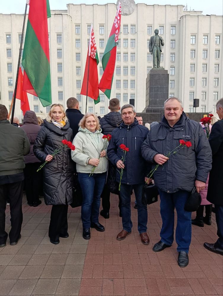 7 ноября 2025, в нашем городе прошел торжественный митинг и возложение цветов, посвященные Дню Октябрьской революции.