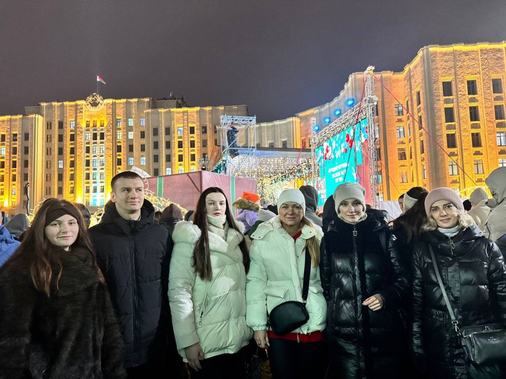 15.12.2025 работники ОАО «Зенит» зарядились новогодним настроением на площади Ленина во время молодежного новогоднего патриотического шоу «Приднепровье зажигает огни»!