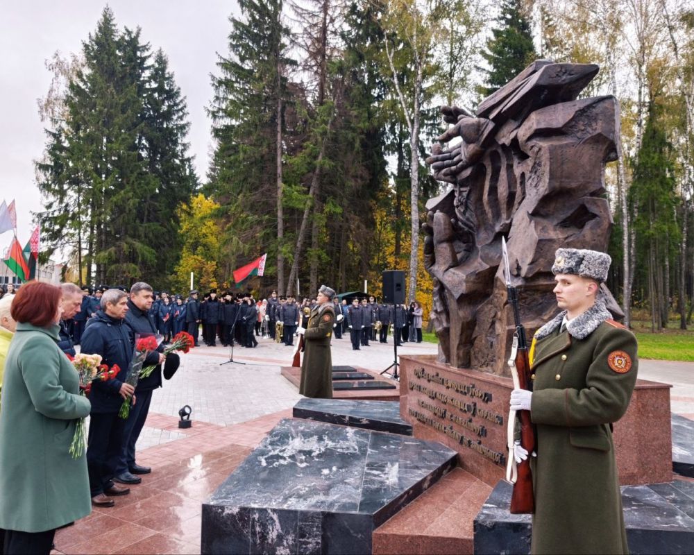Память о жертвах: работники ОАО «Зенит» участвуют в церемонии перезахоронения останков жертв геноцида белорусского народа