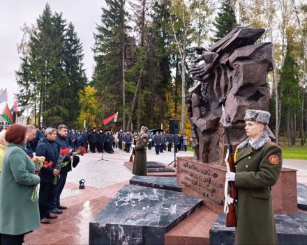 Память о жертвах: работники ОАО «Зенит» участвуют в церемонии перезахоронения останков жертв геноцида белорусского народа