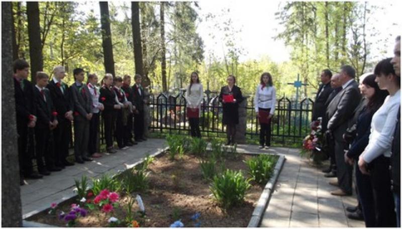 Возложение цветов погибшим воинам на Грузовском кладбище