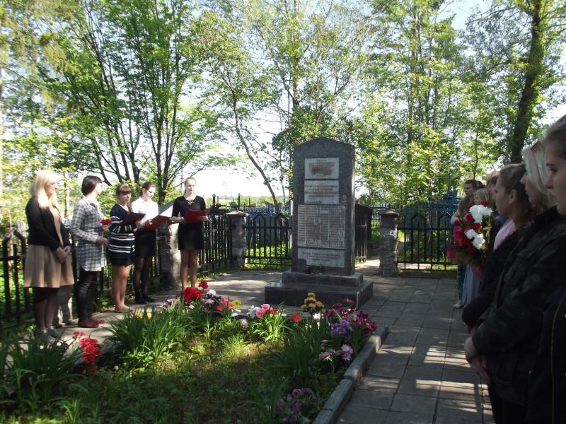 Возложение цветов погибшим войнам на Грузовском кладбище