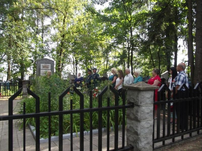 Возложение цветов к обелиску на Грузовском кладбище