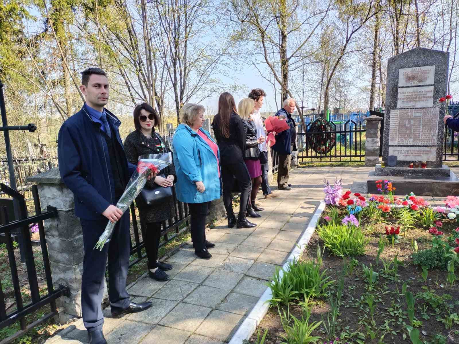 Возложении цветов на мемориале памяти павшим в Великой Отечественной Войне на Грузовском кладбище