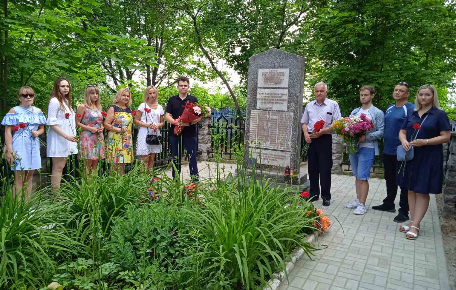 Возложение цветов на Братской могиле воинов на Грузовском кладбище